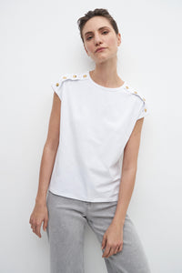 REMERA CON BOTONES EN HOMBRO