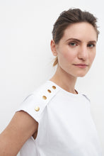 Load image into Gallery viewer, REMERA CON BOTONES EN HOMBRO