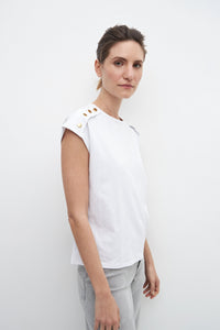 REMERA CON BOTONES EN HOMBRO