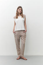 Load image into Gallery viewer, REMERA APLIQUE Y BORDADOS EN EL HOMBRO