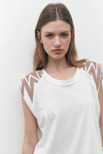 Load image into Gallery viewer, REMERA APLIQUE Y BORDADOS EN EL HOMBRO