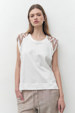 Load image into Gallery viewer, REMERA APLIQUE Y BORDADOS EN EL HOMBRO