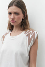 Load image into Gallery viewer, REMERA APLIQUE Y BORDADOS EN EL HOMBRO