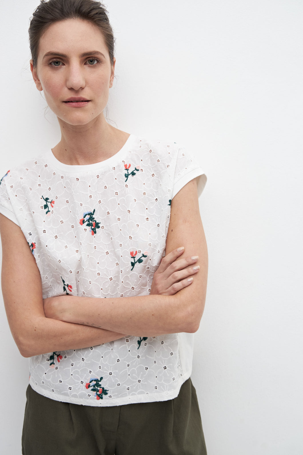 BLUSA FRENTE BRODERIE CON BORDADOS
