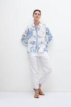 Load image into Gallery viewer, CAMISA CON ESTAMPA FLORAL