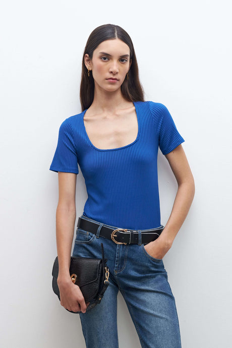REMERA RIB ESCOTE CUADRADO