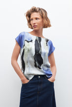 Load image into Gallery viewer, BLUSA FRENTE ESTAMPADO ABSTRACTO