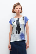 Load image into Gallery viewer, BLUSA FRENTE ESTAMPADO ABSTRACTO
