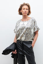 Load image into Gallery viewer, BLUSA CON VOLADOS ESTAMPA PAISLEY