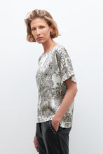 Load image into Gallery viewer, BLUSA CON VOLADOS ESTAMPA PAISLEY