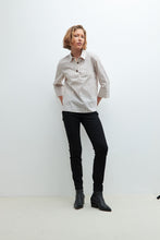 Load image into Gallery viewer, BLUSA RAYADA CON CUELLO CAMISA