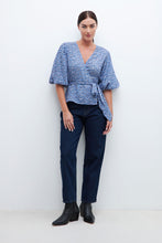 Load image into Gallery viewer, BLUZA CRUZADA CON ESTAMPA FLORAL