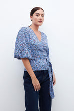 Load image into Gallery viewer, BLUZA CRUZADA CON ESTAMPA FLORAL