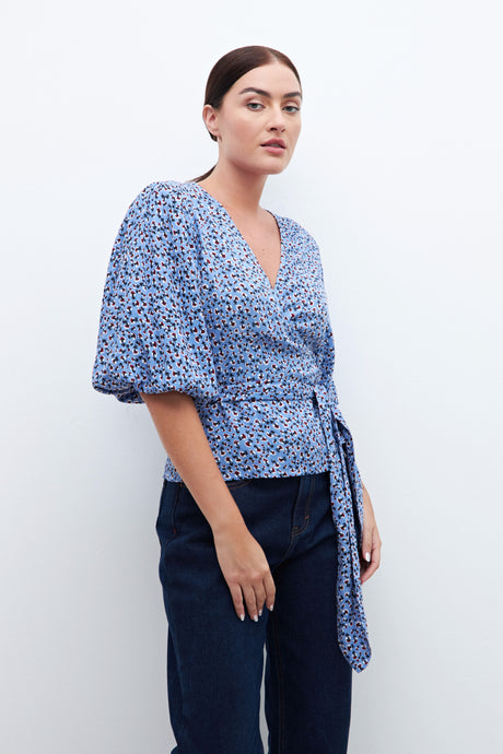 BLUZA CRUZADA CON ESTAMPA FLORAL