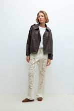 Load image into Gallery viewer, JEAN RECTO CHER CON BORDADO