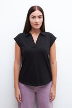 Load image into Gallery viewer, REMERA CUELLO POLO CON VAINILLAS