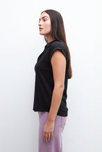 Load image into Gallery viewer, REMERA CUELLO POLO CON VAINILLAS