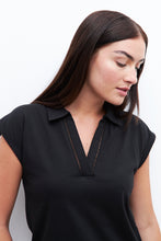 Load image into Gallery viewer, REMERA CUELLO POLO CON VAINILLAS