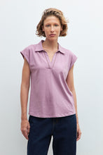 Load image into Gallery viewer, REMERA CUELLO POLO CON VAINILLAS
