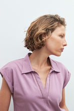 Load image into Gallery viewer, REMERA CUELLO POLO CON VAINILLAS