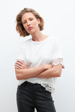Load image into Gallery viewer, REMERA CON BRODERIE