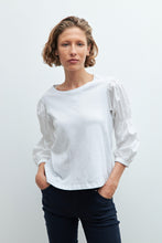Load image into Gallery viewer, REMERA CON MANGAS ABULLONADAS