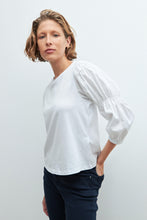 Load image into Gallery viewer, REMERA CON MANGAS ABULLONADAS