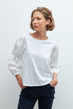 Load image into Gallery viewer, REMERA CON MANGAS ABULLONADAS
