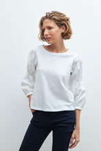 Load image into Gallery viewer, REMERA CON MANGAS ABULLONADAS