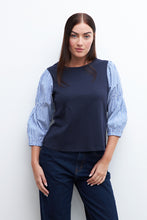 Load image into Gallery viewer, REMERA CON MANGAS ABULLONADAS