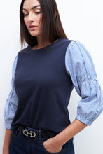 Load image into Gallery viewer, REMERA CON MANGAS ABULLONADAS