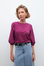 Load image into Gallery viewer, REMERA CON MANGAS ABULLONADAS