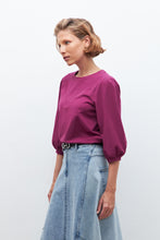 Load image into Gallery viewer, REMERA CON MANGAS ABULLONADAS