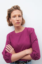 Load image into Gallery viewer, REMERA CON MANGAS ABULLONADAS