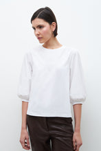 Load image into Gallery viewer, REMERA CON MANGAS ABULLONADAS