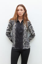 Load image into Gallery viewer, CAMISA CON ESTAMPA ARABESCOS