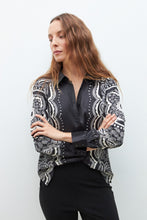 Load image into Gallery viewer, CAMISA CON ESTAMPA ARABESCOS