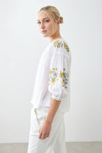 Load image into Gallery viewer, Blusa boho con bordados - blanco