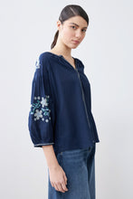 Load image into Gallery viewer, Blusa boho con bordados - azul marino