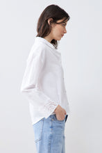 Load image into Gallery viewer, Camisa con cuello y puños bordados - blanco