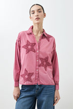 Load image into Gallery viewer, Camisa con estrellas aplicadas