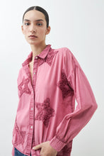 Load image into Gallery viewer, Camisa con estrellas aplicadas