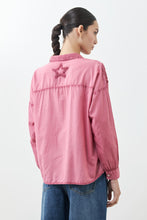 Load image into Gallery viewer, Camisa con estrellas aplicadas