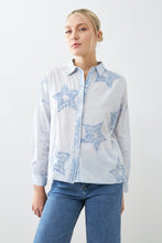 Load image into Gallery viewer, Camisa con estrellas aplicadas