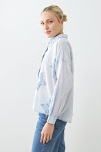 Load image into Gallery viewer, Camisa con estrellas aplicadas