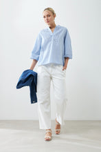 Load image into Gallery viewer, Blusa romántica bordada - celeste