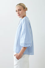 Load image into Gallery viewer, Blusa romántica bordada - celeste