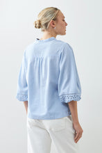 Load image into Gallery viewer, Blusa romántica bordada - celeste