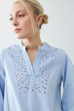 Load image into Gallery viewer, Blusa romántica bordada - celeste