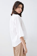 Load image into Gallery viewer, Blusa con círculos aplicados - blanco
